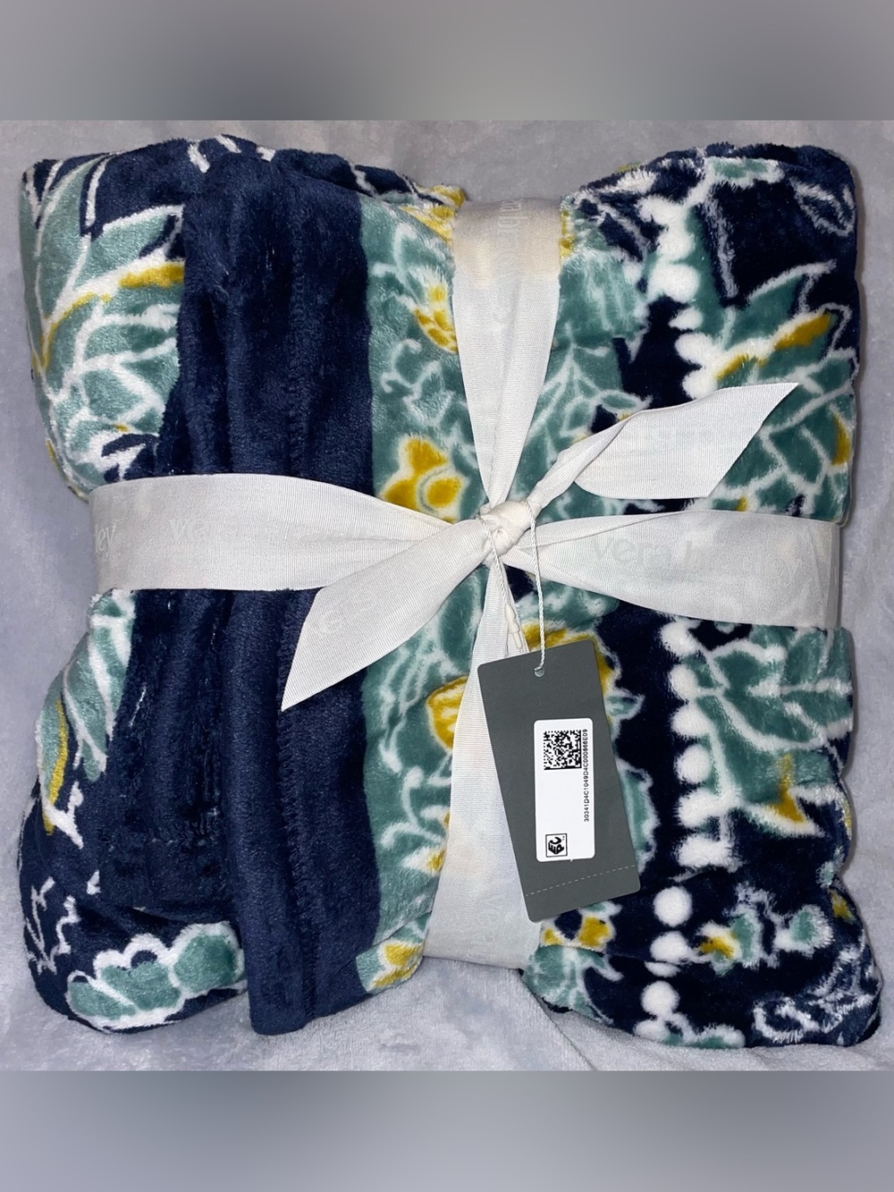 Vera Bradley NWT Gemstone Paisley Aqua Plush Throw Blanket Navy Blue 50x80 Soft - Picture 4 of 6